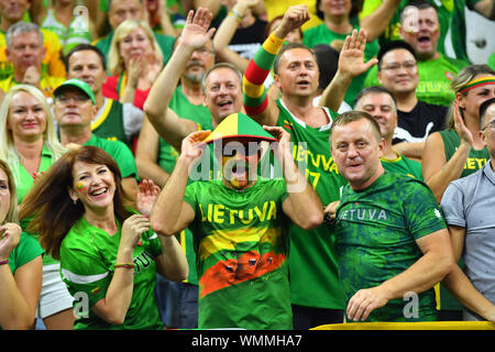 Dongguan, Guangdong Provinz Chinas. 5. Sep 2019. Fans von Litauen Beifall für das Team während der Gruppe H Match zwischen Litauen und Australien am 2019 FIBA-Weltmeisterschaft in Dongguan, Provinz Guangdong im Süden Chinas, Sept. 5, 2019. Credit: Zhu Zheng/Xinhua/Alamy leben Nachrichten Stockfoto