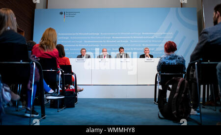 05 September 2019, Berlin: Peter Altmaier (2. von links, CDU), Bundesminister für Wirtschaft und Energie, zusammen mit dem Verkehrsminister Franz Untersteller (l-r, Bündnis 90/Die Grünen), Minister für Umwelt, Klima und Energie in Baden-Württemberg, Olaf liegt (SPD), Minister für Umwelt, Energie, Bauen und Klimaschutz in Niedersachsen und Andreas Pinkwart (FDP), Minister für Wirtschaft, Innovation, Digitalisierung und Energie in Nordrhein-Westfalen, spricht auf einer Pressekonferenz nach der Krisensitzung auf Windenergie im Bundesministerium für Wirtschaft und Technologie. Stockfoto