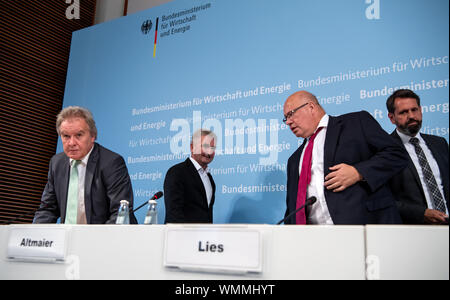 05 September 2019, Berlin: Peter Altmaier (2. von links, CDU), Bundesminister für Wirtschaft und Energie, zusammen mit dem Verkehrsminister Franz Untersteller (l-r, Bündnis 90/Die Grünen), Minister für Umwelt, Klima und Energie in Baden-Württemberg, Andreas Pinkwart (FDP), Minister für Wirtschaft, Innovation, Digitalisierung und Energie in Nordrhein-Westfalen, und Olaf liegt (SPD), Ministerin für Umwelt, Energie, Bau und Klimaschutz in Niedersachsen, eine Pressekonferenz nach der Krisensitzung auf Windenergie im Bundesministerium für Wirtschaft und Stockfoto