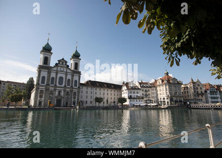 Die barocke Jesuitenkirche und andere historische Gebäude am Reuss in Luzern, Schweiz. Stockfoto