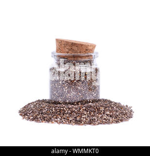 Chia Samen in Glas, auf weißem Hintergrund. Gesunde superfood. Closeup Makro von kleinen organischen Chia Samen. Stockfoto