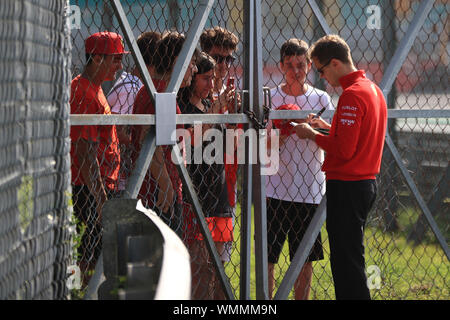 Monza, Italien. 5. September 2019; Autodromo Nazionale Monza, Italien; Formel 1 Grand Prix von Italien, team Anreise Tag; Scuderia Ferrari, Sebastian Vettel bleibt im Anschluss zu Fuß zu Fans sprechen - redaktionelle Verwendung. Credit: Aktion Plus Sport Bilder/Alamy leben Nachrichten Stockfoto