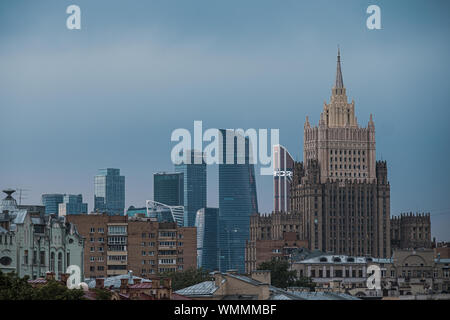 Moskau, Russland - Juli 18, 2019: Blick auf die Stadt Moskau von patriarchalischen Brücke. Stockfoto
