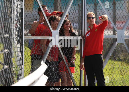 Monza, Italien. 5. September 2019; Autodromo Nazionale Monza, Italien; Formel 1 Grand Prix von Italien, team Anreise Tag; Scuderia Ferrari, Sebastian Vettel bleibt im Anschluss zu Fuß zu Fans sprechen - redaktionelle Verwendung. Credit: Aktion Plus Sport Bilder/Alamy leben Nachrichten Stockfoto