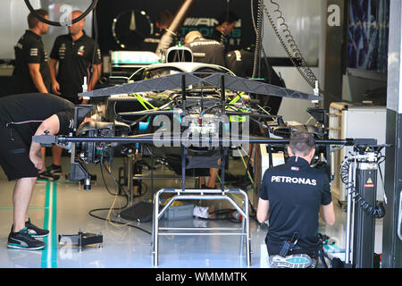 Monza, Italien. 5. September 2019; Autodromo Nazionale Monza, Italien; Formel 1 Grand Prix von Italien, team Anreise Tag; Mechanik arbeiten an der Vorbereitung der Mercedes Car-Redaktion nur verwenden. Credit: Aktion Plus Sport Bilder/Alamy leben Nachrichten Stockfoto