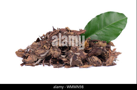 Weiß puer Tee, auf weißem Hintergrund. Chinesischer Tee Puer. Gedrückt fermentiert Pu-erh Tee. Makro Nahaufnahme. Aromatische grüne puer Tee. Gesundes Getränk. Stockfoto