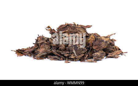 Weiß puer Tee, auf weißem Hintergrund. Chinesischer Tee Puer. Gedrückt fermentiert Pu-erh Tee. Makro Nahaufnahme. Aromatische grüne puer Tee. Gesundes Getränk. Stockfoto