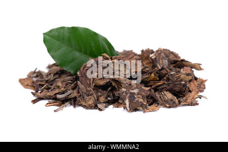 Weiß puer Tee, auf weißem Hintergrund. Chinesischer Tee Puer. Gedrückt fermentiert Pu-erh Tee. Makro Nahaufnahme. Aromatische grüne puer Tee. Gesundes Getränk. Stockfoto