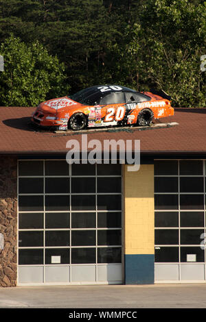 Rennwagen als Dekor auf dem Dach des Auto Body Shop in Virginia, USA Stockfoto