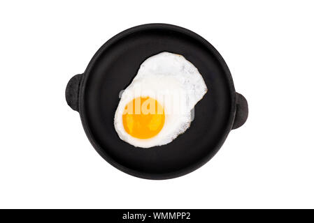 Spiegelei in der Pfanne, Ansicht von oben. Auf weissem Hintergrund. Stockfoto