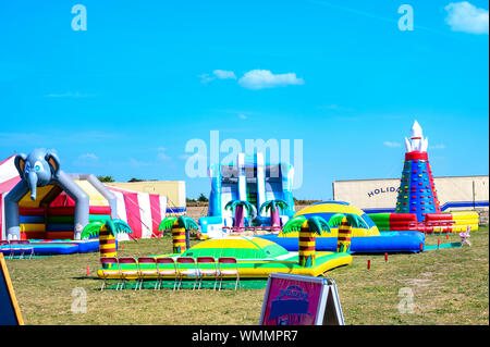 Grossziethen, Deutschland - 1 September, 2019: Spielplatz mit Hüpfburgen auf einer Wiese für Kinder im Umland von Berlin zum Toben. Stockfoto