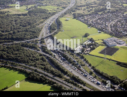 Luftaufnahme von Staus an der Kreuzung der M60 und M61 Autobahnen westlich von Manchester Stockfoto