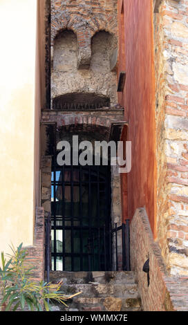 Wand und Tür wie Gesicht Stockfoto