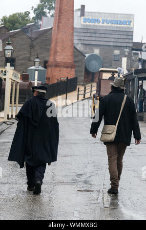 Jahrhundert gekleidet Polizist und ein Gold Miner ihren Weg entlang der Main Street auf der Sovereign Hill Open-air Museum in der Vorstadt von Ballara Stockfoto