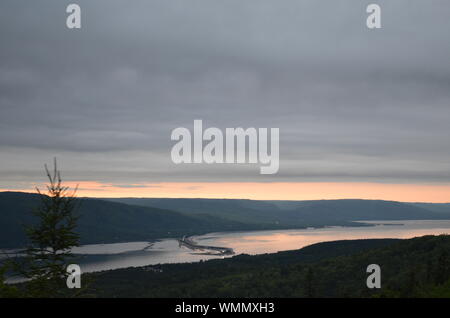 Sommer in Nova Scotia: mit Blick auf die St Ann's Bay und der Englishtown Fähre bei Dämmerung auf Cape Breton Island Stockfoto