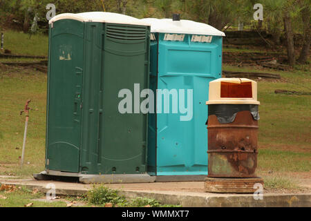 Tragbare Toiletten im öffentlichen Park. Virginia, USA. Stockfoto