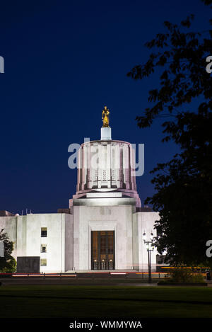 Der Oregon Pionier, auch als Gold Mann bekannt, Statue ist eine Acht und eine halbe Tonne Bronzestatue mit Blattgold Oberfläche, die auf dem Oregon Zustand sitzt Stockfoto