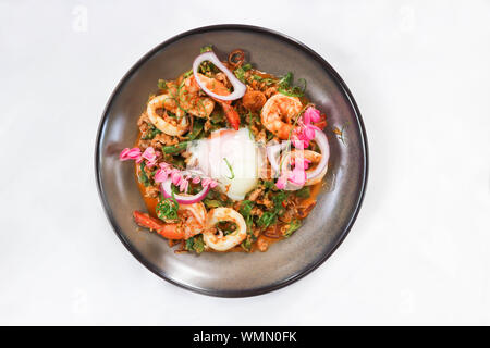 Pikanter Salat oder würzigen geflügelte Bohne Salat mit Garnelen und Tintenfisch, Thai Food Stockfoto
