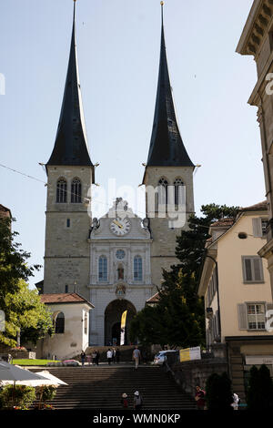 Die Fassade der Hofkirche St. Leodegar barocke Kirche in Luzern, Schweiz. Stockfoto