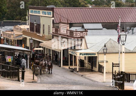 Eine Stage Coach kommt in der Hauptstraße im Sovereign Hill open-air-Museum in der Vorstadt von Ballarat im Staat Victoria in Australien Der mu Stockfoto