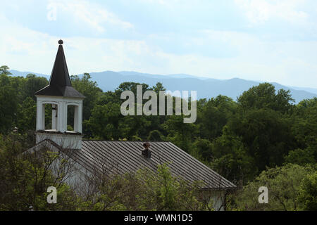 Lynchburg, VA, USA,Blick auf die Old City Cemetery Chapel, mit Bergen im Hintergrund. Stockfoto