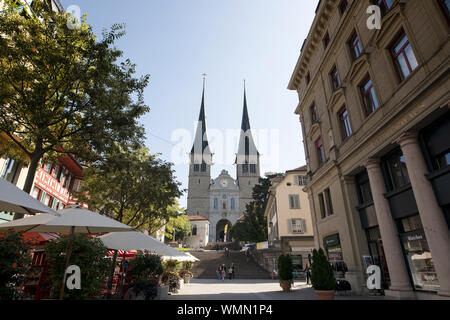 Mit Blick auf die Hofkirche St. Leodegar Kirche von St. Leodegarstrasse in Luzern, Schweiz. Stockfoto