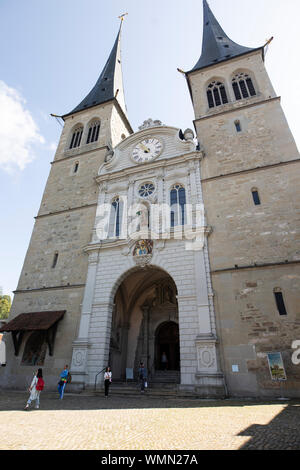 Die Fassade der Hofkirche St. Leodegar barocke Kirche in Luzern, Schweiz. Stockfoto