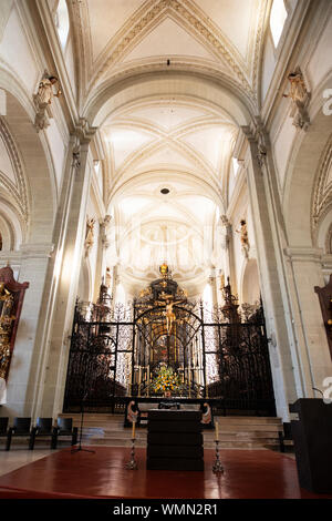 Der Altar der Hofkirche St. Leodegar Kirche, ein Wahrzeichen der barocken Architektur in Luzern, Schweiz. Stockfoto