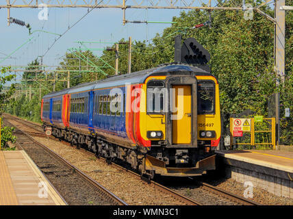 2 Class 156 Sprinters arrive at Liverpool South Parkway Stockfoto