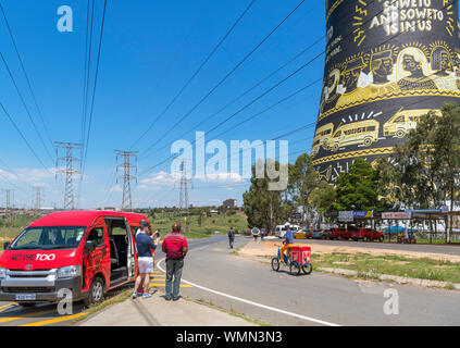 City Sightseeing Soweto tour Kleinbus vor dem Orlando Türmen, Soweto, Johannesburg, Südafrika Stockfoto