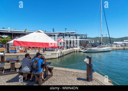 Der Uferpromenade am Knysna Quays, einem Einkaufs- und Restaurantkomplex in Knysna, Garden Route, Western Cape, Südafrika Stockfoto