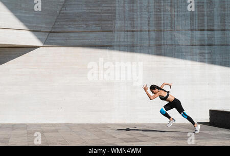 Zog sich zurück Blick auf die weiblichen Athleten, die auf Beton Stockfoto
