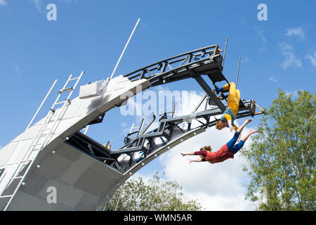 Warwick, Großbritannien. 5. September 2019. Ein Team von Künstler, Performer und Ingenieure starten ihre imagineer Brücke in Warwick Heute. Die Brücke ist unvollständig und symbolisiert, die in einer geteilten Gesellschaft in Großbritannien. Das Projekt ist eine interaktive Veranstaltung, die der Öffentlichkeit zusammen in drei getrennten Zentren bringen noch in diesem Monat und im nächsten Jahr. Sowie eine Beteiligung der Öffentlichkeit Element, es gibt bemerkenswerte Auftritte auf der Brücke mit Zirkus und Akrobatik. Stockfoto