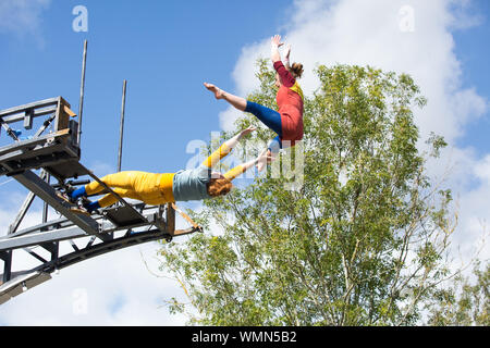 Warwick, Großbritannien. 5. September 2019. Ein Team von Künstler, Performer und Ingenieure starten ihre imagineer Brücke in Warwick Heute. Die Brücke ist unvollständig und symbolisiert, die in einer geteilten Gesellschaft in Großbritannien. Das Projekt ist eine interaktive Veranstaltung, die der Öffentlichkeit zusammen in drei getrennten Zentren bringen noch in diesem Monat und im nächsten Jahr. Sowie eine Beteiligung der Öffentlichkeit Element, es gibt bemerkenswerte Auftritte auf der Brücke mit Zirkus und Akrobatik. Stockfoto