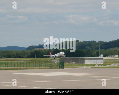 Swiss Flugzeug Landung/Start am Flughafen Zürich Stockfoto