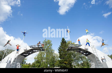 Warwick, Großbritannien. 5. September 2019. Ein Team von Künstler, Performer und Ingenieure starten ihre imagineer Brücke in Warwick Heute. Die Brücke ist unvollständig und symbolisiert, die in einer geteilten Gesellschaft in Großbritannien. Das Projekt ist eine interaktive Veranstaltung, die der Öffentlichkeit zusammen in drei getrennten Zentren bringen noch in diesem Monat und im nächsten Jahr. Sowie eine Beteiligung der Öffentlichkeit Element, es gibt bemerkenswerte Auftritte auf der Brücke mit Zirkus und Akrobatik. Stockfoto