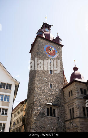 Der Uhrturm des historischen Rathauses am Kornmarkt in Luzern, Schweiz. Stockfoto