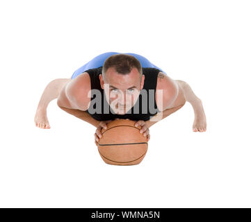 Mann in den Vierzigern Pilates Training auf dem Boden mit Kugel, isoliert auf weißem Stockfoto