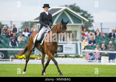 Stamford, Großbritannien. 05 Sep, 2019. Donnerstag, den 5. September 2019. Land Rover Burghley Horse Trials, Stamford, Lincolnshire, Großbritannien. Dressage phase Tag 1 der 4. Katie Preston reiten Templer Gerechtigkeit Credit: Julie Priestley/Alamy leben Nachrichten Stockfoto