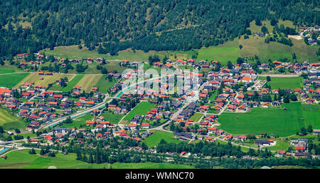 Luftaufnahme der Stadt Wallgau in Bayern, Deutschland Stockfoto