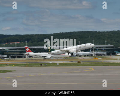 Saudische Regierung Flugzeug Abflug am Flughafen Zürich Stockfoto