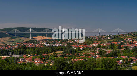 Das Viadukt von Millau, der welthöchsten Bridge im Hintergrund, entworfen von Norman Foster. Stockfoto