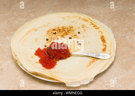 Köstliche hausgemachte Pfannkuchen mit roter Kaviar Stockfoto