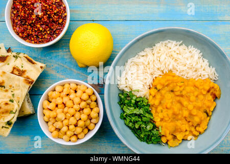 Im indischen Stil Gesunde vegetarische Linsensuppe Curry mit Basmatireis, Kichererbsen und Koriander Kräuter Stockfoto