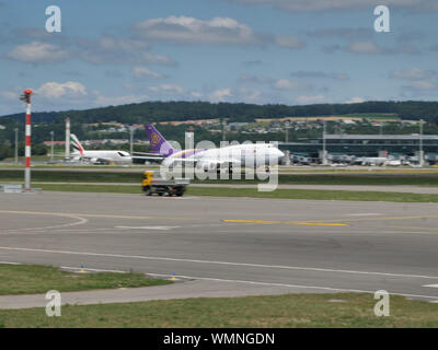 Thai 747 Berücksichtigung der einmaligen am Flughafen Zürich, Schweiz Stockfoto