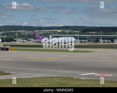 Thai 747 Berücksichtigung der einmaligen am Flughafen Zürich, Schweiz Stockfoto