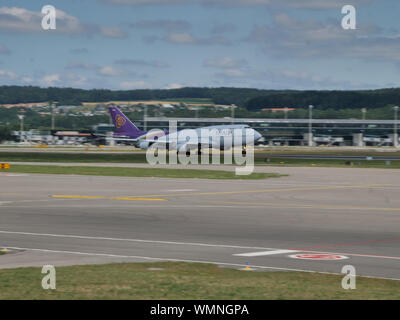 Thai 747 Berücksichtigung der einmaligen am Flughafen Zürich, Schweiz Stockfoto