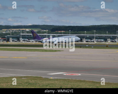 Thai 747 Berücksichtigung der einmaligen am Flughafen Zürich, Schweiz Stockfoto