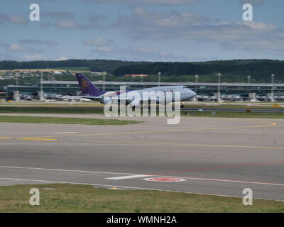 Thai 747 Berücksichtigung der einmaligen am Flughafen Zürich, Schweiz Stockfoto