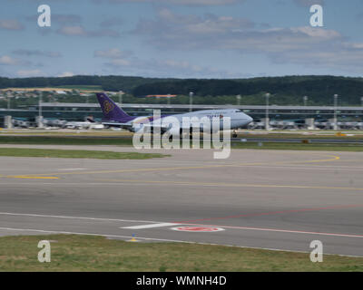 Thai 747 Berücksichtigung der einmaligen am Flughafen Zürich, Schweiz Stockfoto